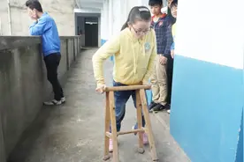 漫漫求学路 她在妈妈背上成为尖子生视频封面