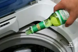 夏天衣服汗味大？洗衣服时加几滴它，汗味臭味全都没有了！视频封面