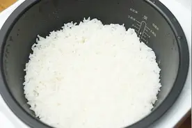 电饭煲蒸饭老是粘锅？教你一招，米饭更香还不粘锅，太好用了视频封面