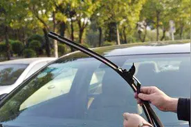 汽车刮水器不同的摆动频率有不同的使用时机，老司机都未必知道！视频封面