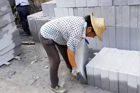 建筑工地上的女人 一大早开始搬砖大汗淋漓 150元一天 你干的来吗