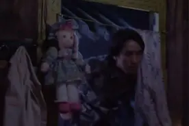 小偷入室盗窃，哥哥捂住弟弟的嘴，大气都不敢出视频封面
