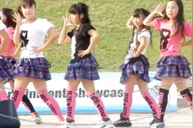 小学女生在学校跳舞，很可爱的小萝莉视频封面