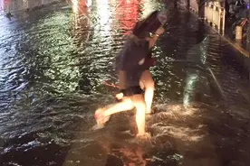 通州城区大暴雨 西门路口路面积水成小河
