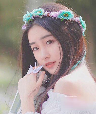 女生梳头发该怎么弄,初中生女孩圆脸发型片的步骤,修颜的发型和脸型的