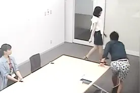 日本综艺整蛊，混血女艺人参加面试，面试官要求其表演恐龙视频封面