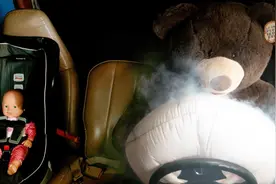 超慢镜头下展示，车的安全气囊在打开时，为什么人会烧伤！