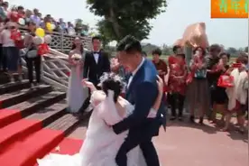 真人真事 婚礼现场新娘新郎狂舞 看呆了现场人图片