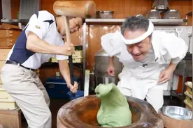 正夏美食记：日本街头美食打糍粑，老头的表情是亮点