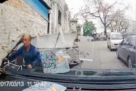 三轮车大爷陡坡上冲下来，路虎作死按喇叭，3秒后该来的还是来了视频封面