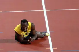 一个摔倒又爬起的背影 博尔特演绎最后的“王者荣耀”图片