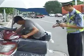 小小电动车摇身一变成“小货车”，千万别学！