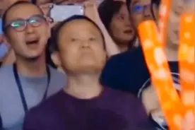 马云低调现身某演唱会 跟唱汪峰超投入视频封面