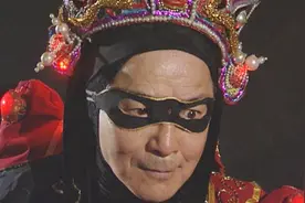 川剧变脸在日本演出遭恶意盗摄，变脸王王道正霸气踢翻摄像机视频封面