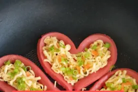 另类爱心鸡蛋方便面的做法，做法简单适合懒人做的一道美食