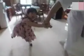 黄毅清又出招了，全程跟拍女儿大哭，不要离开爸爸，黄奕够惨视频封面