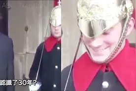 听说英国皇家守卫笑被发现会罚款，那我就去逗他谁想到会发生这样视频封面