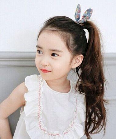 最简单随意的小女孩短发扎发发型,会清凉舒适很多哟