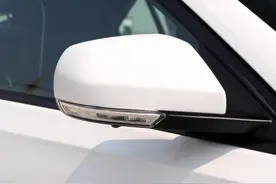 雨天开车时后视镜模糊不清 用几招搞定图片