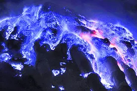 史上最诡异的火山，蓝色火焰温度高达5000℃，工人拾硫磺为生视频封面