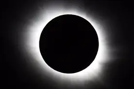 震撼！实拍百年一遇的日全食全程