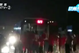健身又闯祸！百人暴走团横穿马路 公交司机未及时让路竟被围殴！视频封面