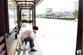 辛酸！在外打工的农村大学生，一顿饭暴露了他内心的孤独视频封面