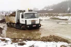 性能强悍的太脱拉卡车，6x6全轮驱动，满载渣土经过大水坑视频封面