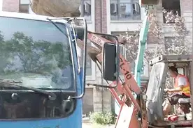 马鞍山：私搭乱建圈占绿地 东方明珠四处违建被拆除视频封面