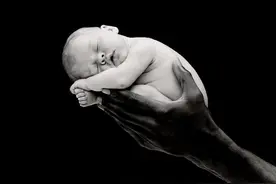 新生宝宝不爱睡觉，当心是患了这种病...图片