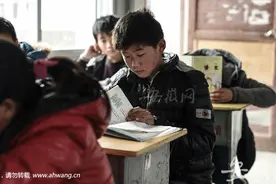 安徽金寨13岁男孩照顾失明父亲：我是你的拐杖你的眼图片