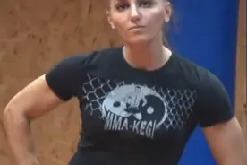 美女格斗锻炼，吓死宝宝了，现在的都变女汉子了！图片