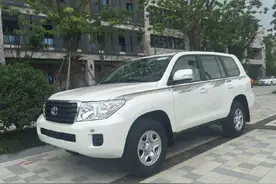 美女提陆地巡洋舰只为去西藏，女司机开陆巡真霸气图片