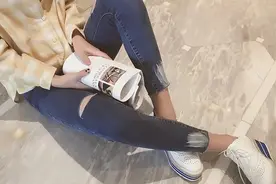 从穿衣打扮做起让自己充盈活力常带笑容图片