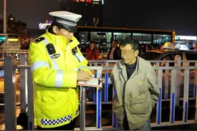 柳州：交警严查非法营运“三马车”图片