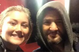 女孩错过末班车，这个男子的举动让人感动图片