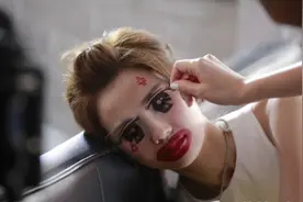 蔡卓妍睡觉被恶作剧画花脸 网友大呼“呆萌”图片