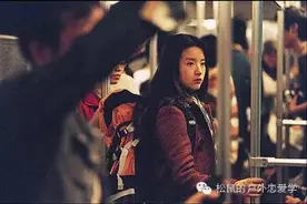 在地铁上遇到心动女孩，我该如何开口图片