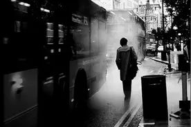 富豪在机场被开跑车的神秘女子绑架，对方挑明身份后竟开枪自杀了图片