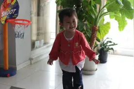 俩8岁小孩跳广场舞，逆天!图片