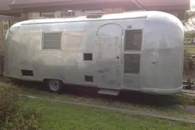 男子将一辆废弃的房车改装，你绝对想象不到最后竟会变成了这样！图片