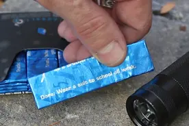 如何用口香糖纸生火图片