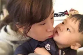 阔太李念狂亲吓傻儿子 嘴对嘴亲宝宝好吗？图片