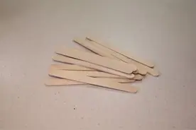 他将丢弃的雪糕棍收集起来，没想到竟制作出如此有趣的东西！图片