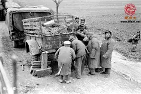 东北前线国军士兵抢粮互殴 美国人一旁边拍边笑图片