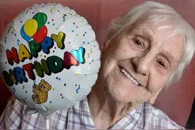 老奶奶80岁生日收到的气球，到了99岁竟然一点都没漏气！图片
