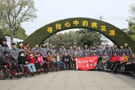 圩墩公园举办“我陪轮椅看桃花”，老人们打心眼里春暖花开图片