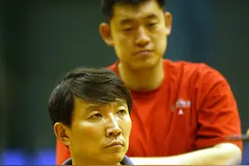 宫鲁鸣20年前就显铁帅气质 治服孙军开除阿的江内幕图片