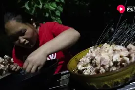 胖妹半夜饿了，撇开大洋自己支起炉子撸串图片