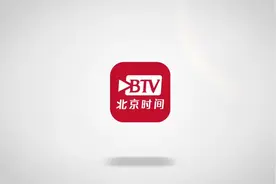 外卖小哥当街擒住抢劫金项链男子：“我拿头盔把他干倒了！”图片